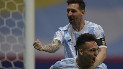 ¡En su cara! Lionel Messi le lanzó con todo a Yerry Mina