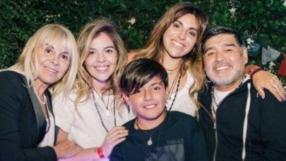 Gianinna Maradona compartió la última fotografía de Diego Maradona y Claudia Villafañe juntos