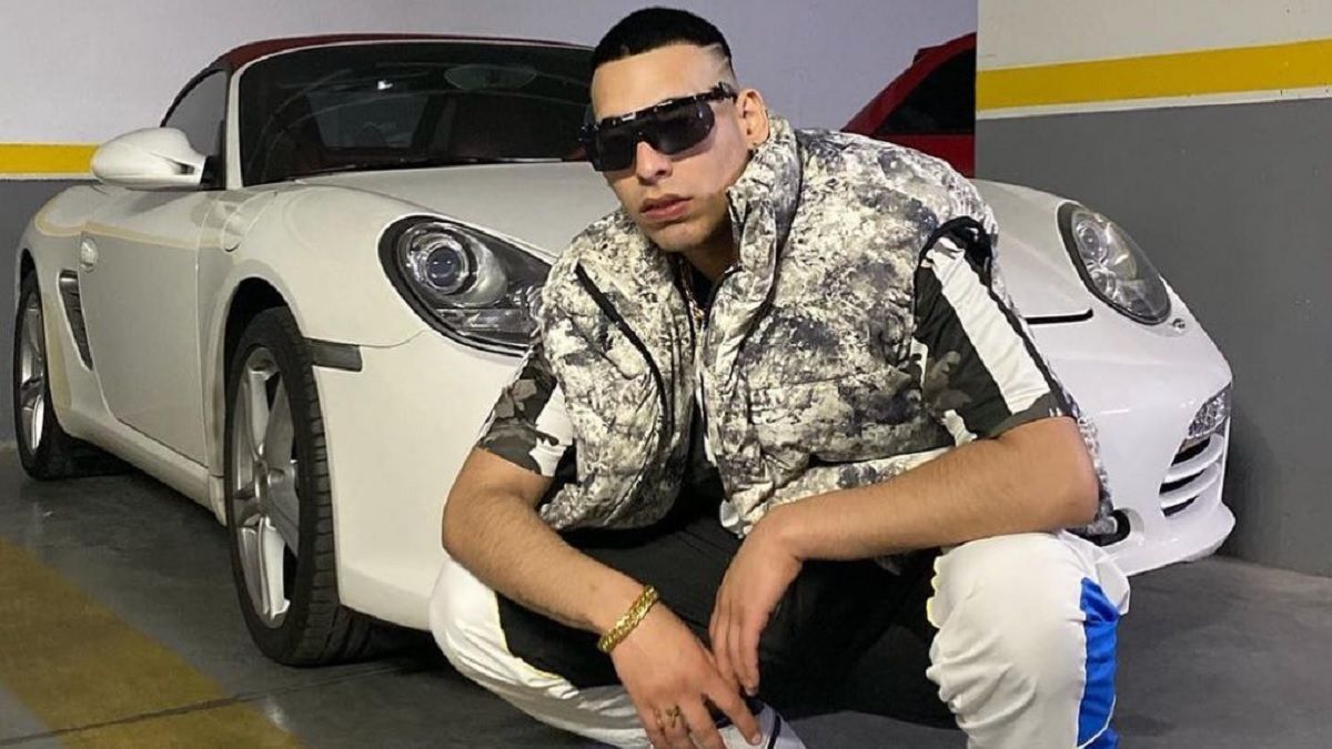 Quién es Kaleb Di Masi, el cantante que chocó en Villa Urquiza e intentó fugarse