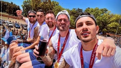 Lionel Messi y Rodrigo De Paul tomando un viajero en plena caravana