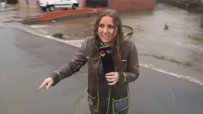 Periodista de El Trece cayó en un pozo de agua mientras cubría las inundaciones en La Plata