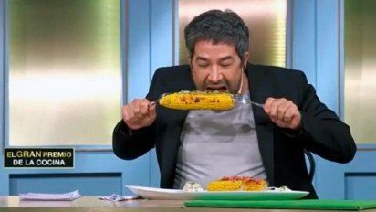 Mauricio Asta enseñó a comer choclo a Carina Zampini