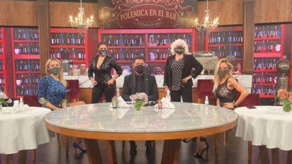 Polémica en el Bar feminista: Por primera vez en su historia se hizo una mesa solamente de mujeres