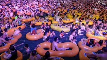 Multitudinaria fiesta acuática en Wuhan, la ciudad de China donde comenzó el coronavirus