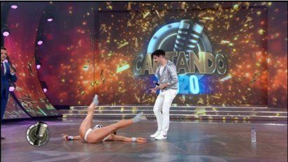 Video: la caída de Adabel Guerrero en el escenario del 