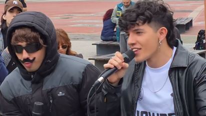 Luck Ra sorprendió a los fanáticos y apareció en incógnito cantando junto a Nicolás Behringer en una plaza