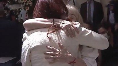 Cristina Kirchner rompió protocolos y abrazó a Claudia 