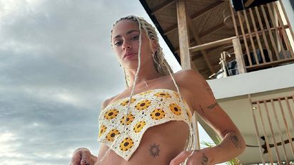 El look de verano de Tini Stoessel: Top tejido y mini bikini