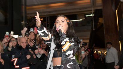 Lali Espósito revolucionó un Shopping para presentar su nueva colección de ropa