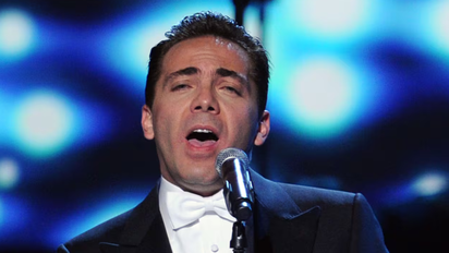 Cristian Castro, a los 51 años, culminó sus estudios secundarios en una emotiva ceremonia en México
