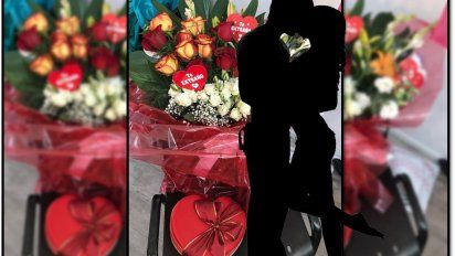 Peleados, él quiso reconquistarla con flores, pero ella lo rechazó