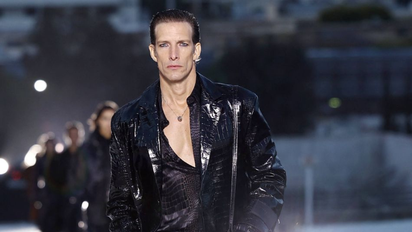 El video del regreso de Iván de Pineda a las pasarelas de Versace