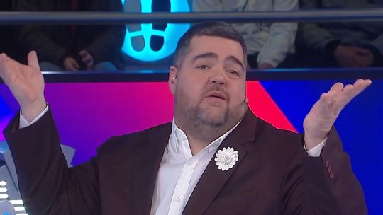 Darío Barassi, conductor de Ahora Caigo, se divierte con un participante.