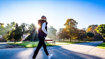 ¿Cuáles son los beneficios de caminar al menos 30 minutos por día?