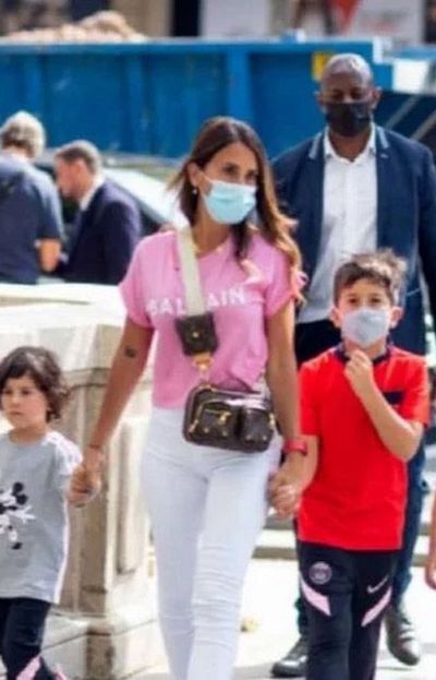 El look super informal que eligió Antonela Rocuzzo para caminar por París El look super informal que eligió Antonela Rocuzzo para caminar por París