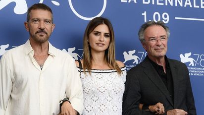 Antonio Banderas, Penélope Cruz y Oscar Martínez en la presentación de Competencia Oficial en el Festival Internacional de Cine de Venecia 