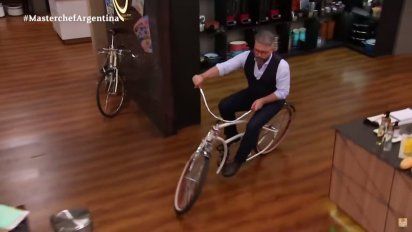 Donato de Santis paseó en la bici de Masterchef 