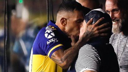 Carlos Tevez homenajeó a Maradona con su camiseta