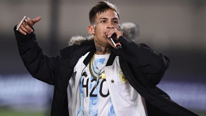 L-Gante celebró el Día de la Niñez con sus fans y sorprendió a los niños de su barrio