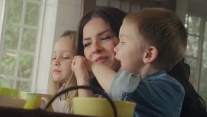 Amancio y Magnolia acompañaron a la China Suárez en la presentación de su último tema