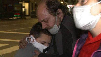 Quedó viudo, la cuarentena lo dejó sin trabajo y duerme con su hijo de 10 años en la calle
