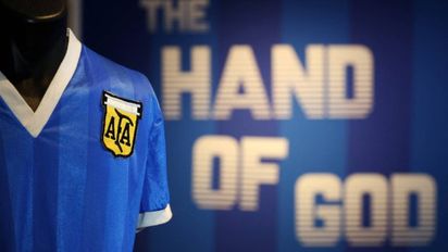 ¡Una locura! Lo que ofrecieron por la camiseta que usó Diego Maradona en México 86