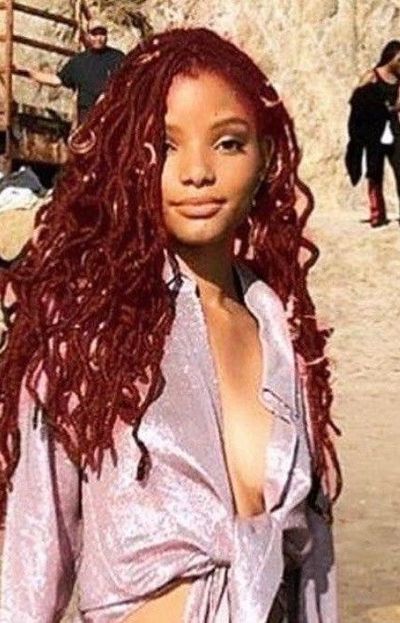 la actriz Halle Bailey tenía 18 años cuando comenzó el rodaje de la cinta de Disney La Sirenita. Ahora tiene 21 la actriz Halle Bailey tenía 18 años cuando comenzó el rodaje de la cinta de Disney La Sirenita. Ahora tiene 21