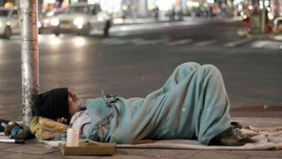 Les daba cerveza con veneno a los indigentes y los grababa para divertirse