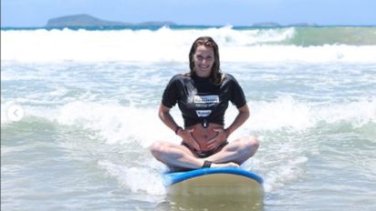mica viciconte hizo surf en las playas de brasil