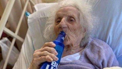 Tiene 103 años, se curó de coronavirus y festejó con cerveza
