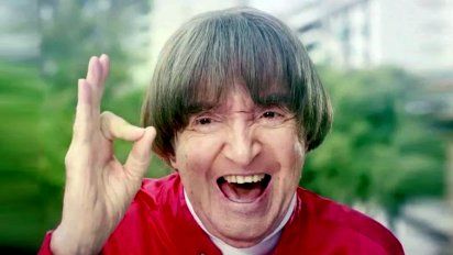 Carlitos Balá espera su turno para vacunarse