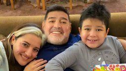 Diego Maradona junto a Dana y DIeguito Fernando 