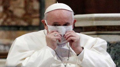 El Papa Francisco fue hisopado 