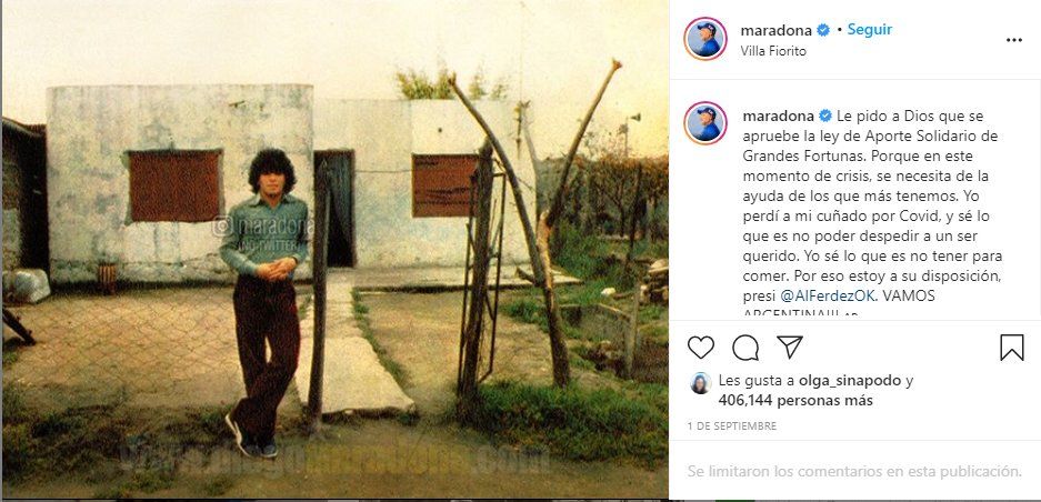 Diego Maradona frente a su casa en Villa Fiorito donde se quemó su premio. Luego de aseguarse una replica