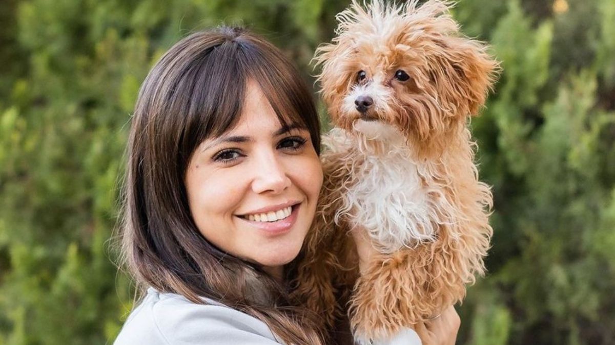 Caramelo, el perro que Romina Uhrig adoptó en 'Gran Hermano', estuvo en un programa en vivo