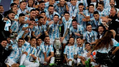 ¿A qué periodistas apuntan los cantos de la Selección Argentina?