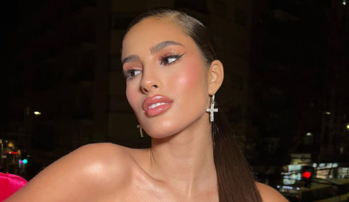 El look Barbiecore de Julieta Poggio: vestido con hombros al aire y peinado estilo Rihanna