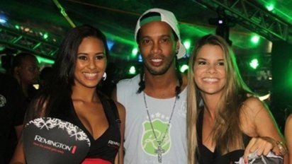 Ronaldinho pasa su prisión domiciliaria de fiesta 