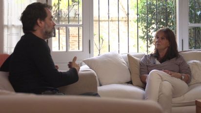 El actor Gastón Pauls entrevistando a la madre de Chano Marina Charpentier 