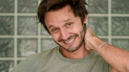 Benjamín Vicuña lleva bolsas de comida a los más necesitados