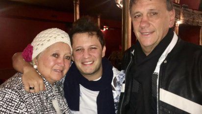 Luego del escándalo de la peluquería, la mamá de Lopilato fue al estreno de Entretelones con gorra