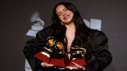 ¡Lució! Rosalía salió premiada por todos lados de los Latin Grammy
