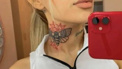 Tamara Báez presumió el nuevo tatuaje que se hizo en el cuello 