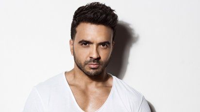 Luis Fonsi donó miles de mascarillas a habitantes de La Perla, Puerto Rico