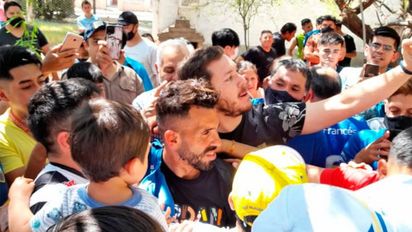 Carlos Tevez revolucionó a un pueblo en Santiago del Estero 