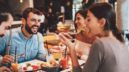 Bienestar: los 7 alimentos que contribuyen a la felicidad según la inteligencia artificial