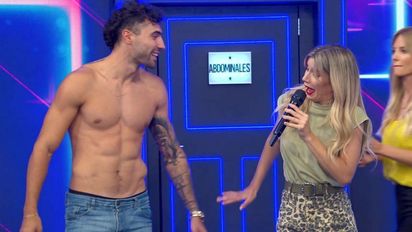 Laurita Fernández muy pícara con los participantes de los abdominales