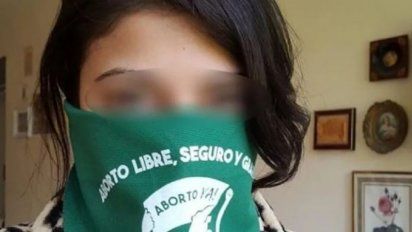 Una joven fue golpeada en un colectivo por llevar un pañuelo a favor del aborto legal