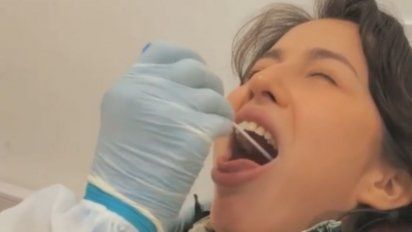 Mirá cómo la hisopan por coronavirus a Flor Vigna