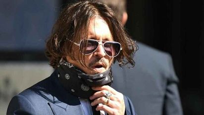 Johnny Depp se reencuentra con Kate Moss mientras espera por el veredicto